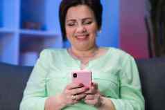 手成熟的女人电话智能手机手上了年纪的人女发短信消息社会网络智能手机