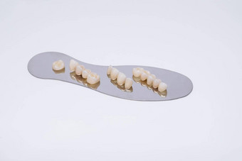 金属免费的陶瓷牙科冠锆牙皇冠隔离wite背景审美恢复牙损失