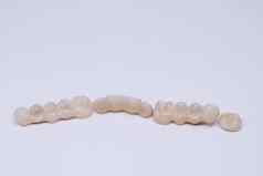 美丽的陶瓷牙齿瓷皇冠桥牙科陶瓷桥wite背景金属免费的陶瓷牙科冠