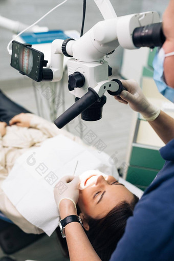 特写镜头牙医显微镜现代设备显微镜牙科办公室医生牙医牙科显微镜现代牙科办公室牙髓学治疗运河