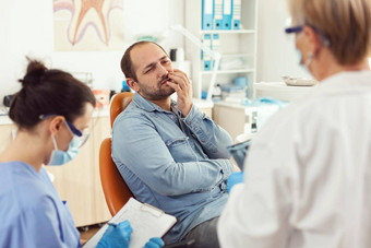 生病的病人牙痛说话口腔学家显示影响质量