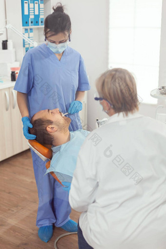 生病的病人说谎牙科椅子开放口医疗过程