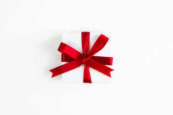 美丽的假期圣诞节背景图像小红色的丝带包装白色盒子现在为中心的白色背景复制空间周围礼物