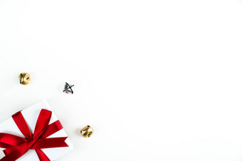 美丽的假期圣诞节背景图像小红色的丝带包装白色盒子现在礼物较低的左角落里白色背景银黄金发出叮当声钟复制空间