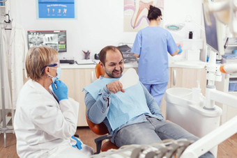 生病的病人检查健康牙齿分析手术过程