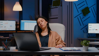 疲惫企业家女人睡觉前面移动PC分析金融统计数据