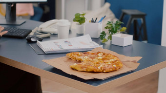 特写镜头执行经理采取片披萨吃前面电脑打字金融图