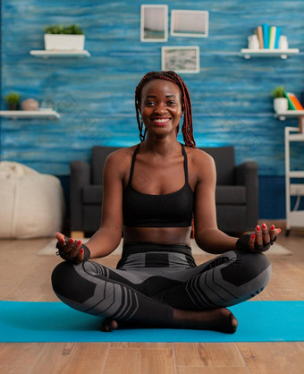 肖像黑色的女人微笑练习瑜伽首页