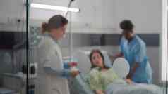 生病的女人休息床上氧气管解释疾病症状
