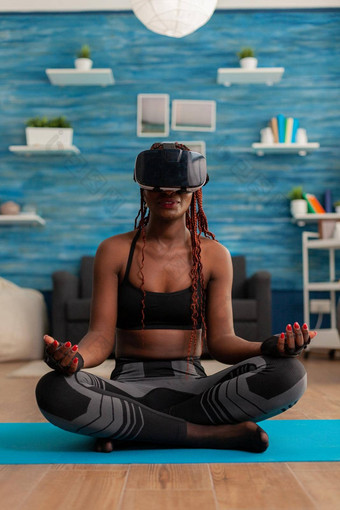 黑色的女人经历虚拟现实培训身体心冥想莲花构成