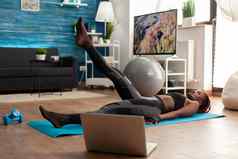 活跃的强大的适合肌肉发达的适合女人锻炼席