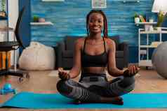 适合黑色的女人练习瑜伽坐着腿交叉