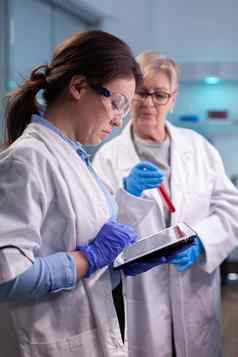 医生化学家研究人员白色外套分析血测试管装备实验室