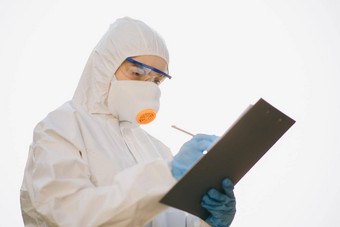 成功的化学家西装摆姿势白色背景孤立的工人化学保护西装医生流行病学家战斗冠状病毒科维德