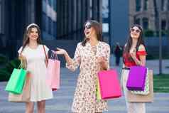 快乐漂亮的女孩休闲礼服前裤子走购物中心黄色的绿色紫色的粉红色的袋手成功的购物