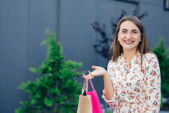 年轻的女人购物购物年轻的女人微笑购物购物中心女人购物袋