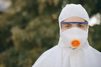 肖像医生流行病学家战斗冠状病毒科维德保护步态病毒学家白色医疗西装面具手套眼镜脸全球危机疫情