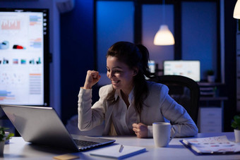 兴奋女人检查移动PC庆祝在线赢得成功