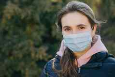 女孩穿医疗面具冠状病毒科维德疫情概念健康安全生活冠状病毒病毒保护