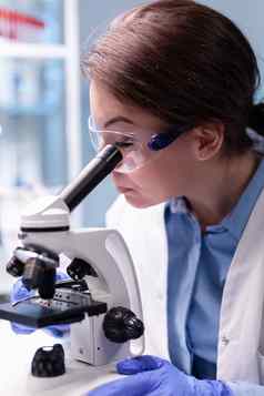 医疗科学家分析测试显微镜制药专业知识