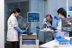 集团科学家们研究实验医疗实验室疾病特殊的设备