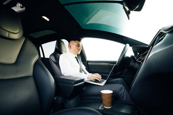 无人驾驶电车自动驾驶仪要求司机注意持有操舵轮控制高速公路商人工作移动PC日落