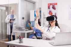 医生穿高科技虚拟现实护目镜