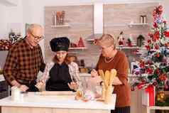 爷爷奶奶教学（外）孙女准备自制的姜饼
