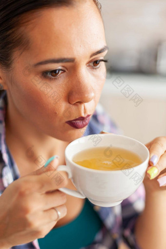 女人喝热茶