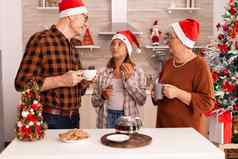 快乐家庭庆祝圣诞节假期圣诞节装饰烹饪厨房