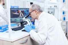 高级高加索人科学家微生物学实验室进行病毒分析