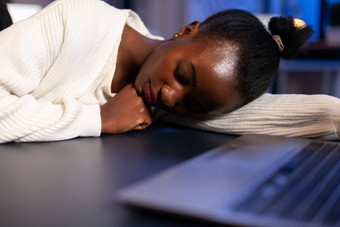 疲惫<strong>过载</strong>非洲业务女人下降睡着了桌子上