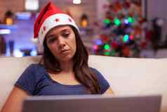 业务女人阅读公司电子邮件移动PC电脑圣诞节期