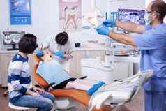 孩子病人牙科办公室牙齿治疗