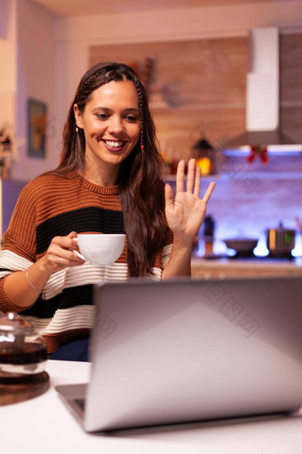 年轻的女人持有杯<strong>茶视频</strong>调用概念