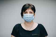 女人医疗面具呼吸深深相机灰色背景户外健康护理医疗概念
