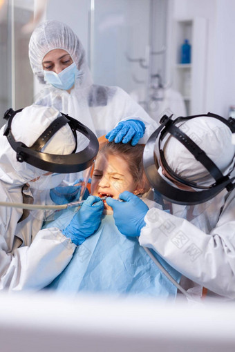 牙医专家治疗孩子龋齿