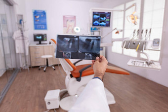 放射科医生医生持有口服牙科牙齿射线照相法检查牙齿护理专业知识