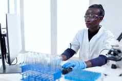 非洲生物技术研究员作品明亮的现代实验室