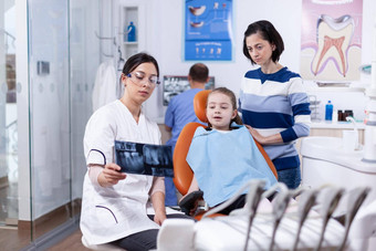 牙医检查孩子射线照相法坐着椅子
