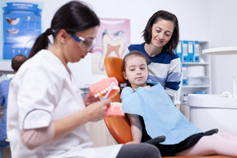 儿科牙医教育女孩刷牙