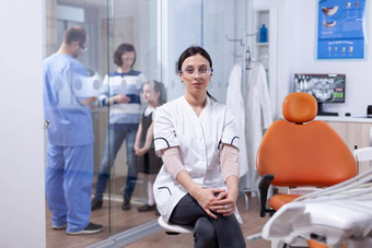 牙医dentistiry办公室坐着椅子助理会说话的病人