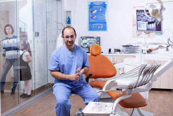 专业牙医讨论多个牙齿海金问题