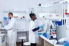 非洲科学家玻璃瓶无菌微生物学实验室