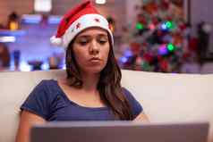 女成人阅读业务电子邮件移动PC电脑工作圣诞节期
