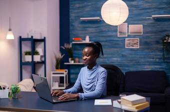非洲女人工作远程首页办公室晚上