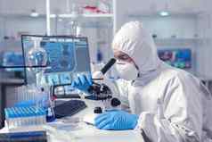 科学家改变显微镜镜头时间冠状病毒实验