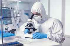 微生物学家保护眼镜显微镜