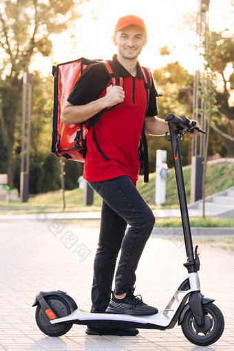 肖像deliverman站电踏板车红色的热背包相机e-scooter骑手生态<strong>运输现代</strong>城市替代<strong>运输</strong>优秀的交付