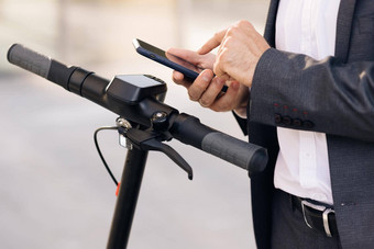 认不出来男人。智能手机应用程序商人方法电踏板车移动电话应用程序NFC非接触式储物柜自行车自行车分享停车很多生态运输